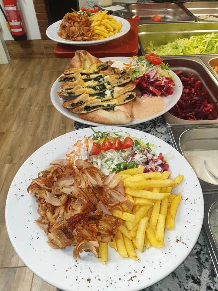 Döner-Teller mit Pommes und frischem Salat, frisch angerichtet