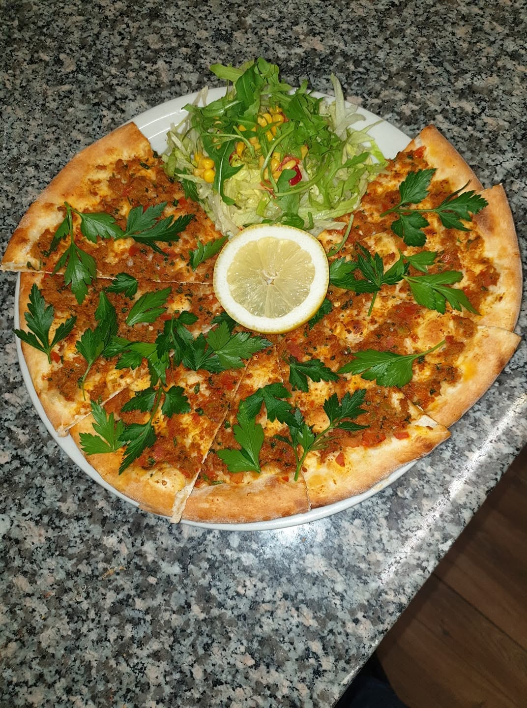Frisch gebackene Lahmacun mit Salat und Zitrone