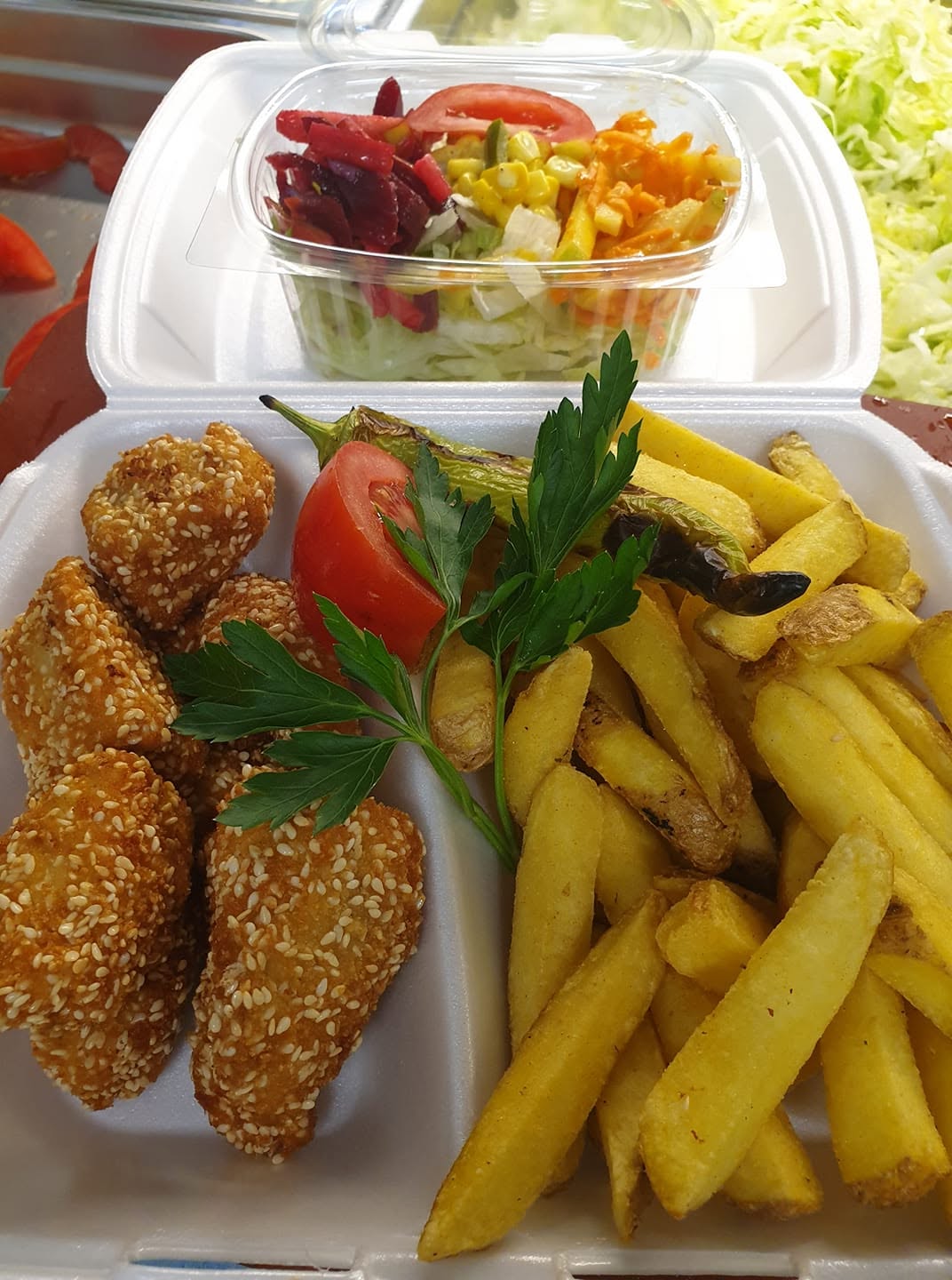Knusprige Chicken Nuggets Box mit Pommes und Salat