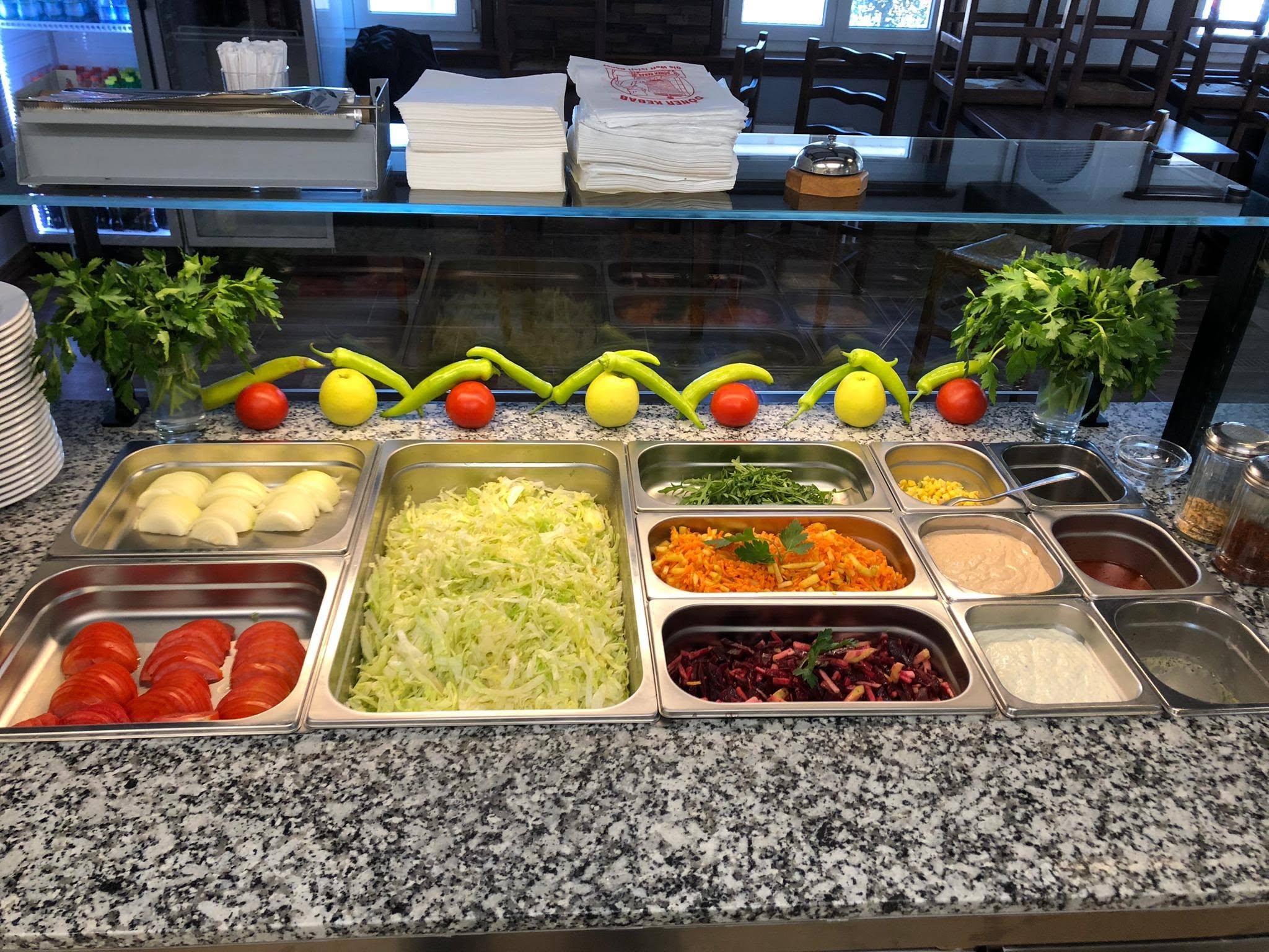 Frische Salatbar hinter der Theke
